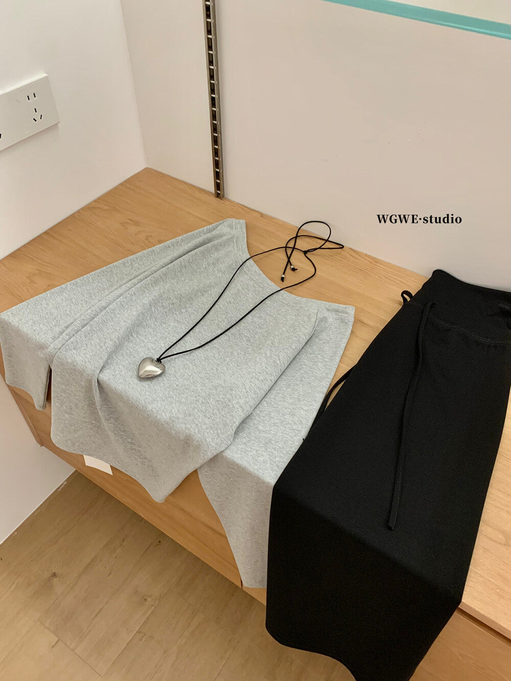 WGWE Off-Shoulder Slouchy Loose Long Sleeve Tee