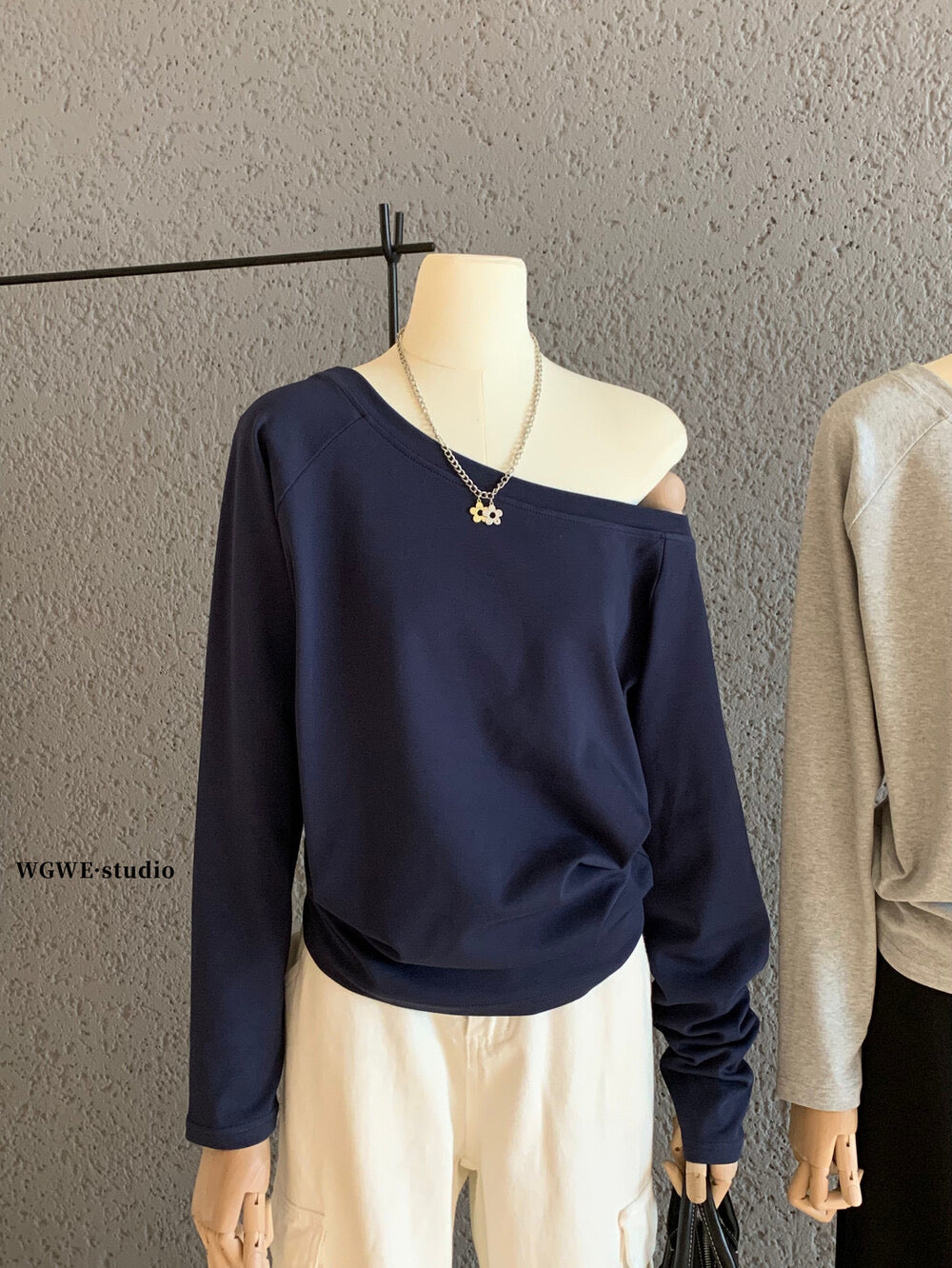 WGWE Off-Shoulder Slouchy Loose Long Sleeve Tee