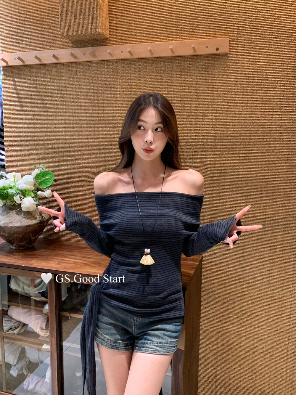 GS.GOOD START Off-Shoulder Tie-Up Knit Top