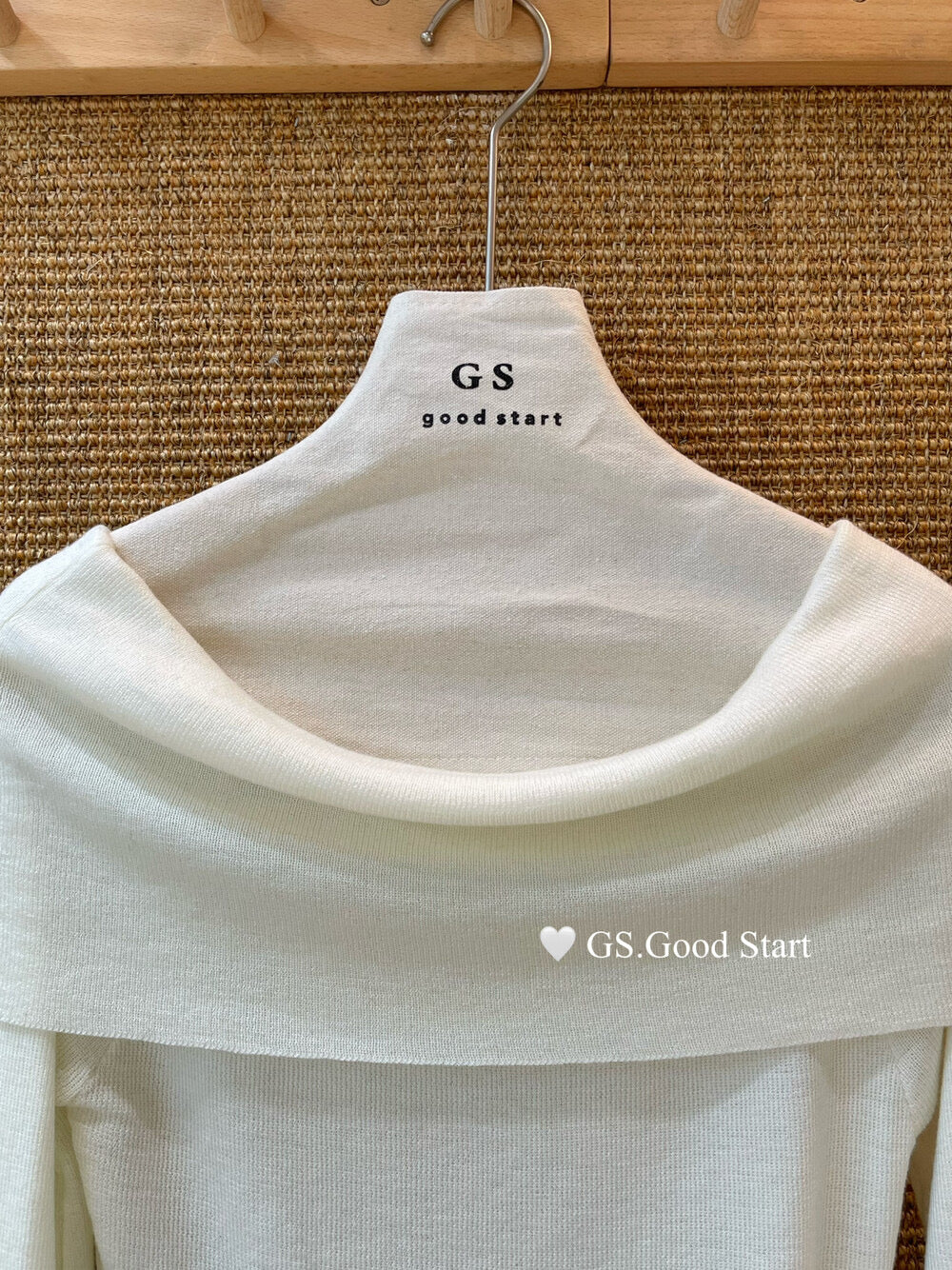 GS.GOOD START Off-Shoulder Tie-Up Knit Top