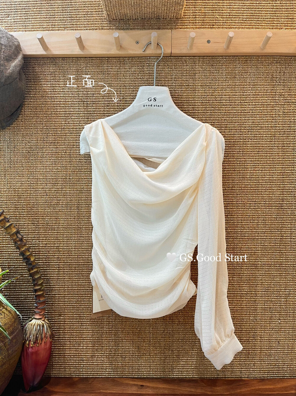 GS.GOOD START Paris Runway One-Sleeve Asymmetrical Top