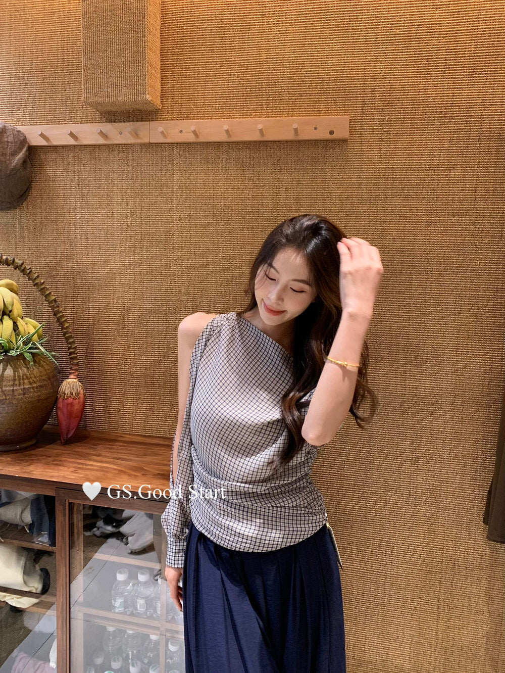 GS.GOOD START Paris Runway One-Sleeve Asymmetrical Top