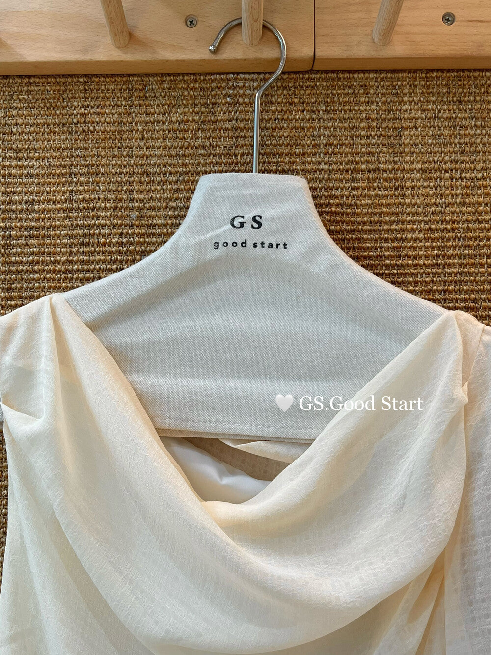 GS.GOOD START Paris Runway One-Sleeve Asymmetrical Top