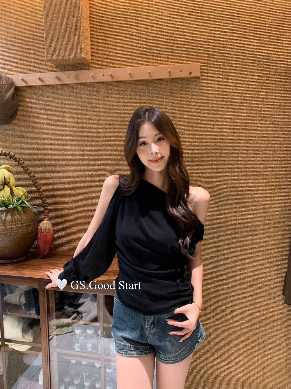GS.GOOD START Paris Runway One-Sleeve Asymmetrical Top