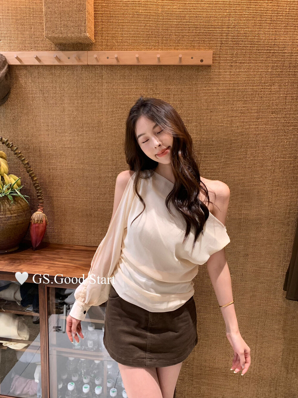 GS.GOOD START Paris Runway One-Sleeve Asymmetrical Top