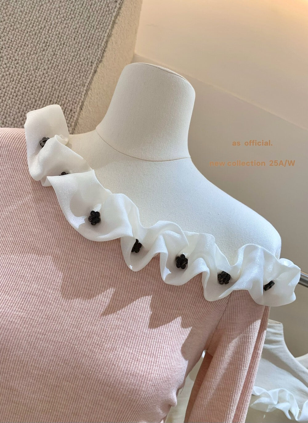 AS OFFICIAL Cloud-Feel 3D Floral Asymmetrical Shoulder Top