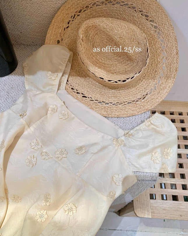 AS OFFICIAL Puff Sleeve Floral Appliqué Top
