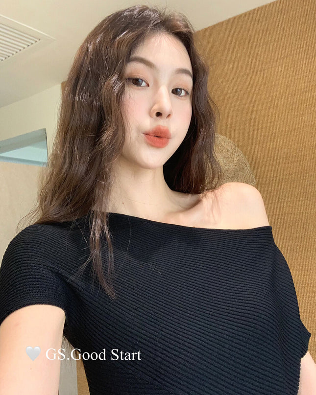 GS.GOOD START Asymmetrical Shoulder Short Sleeve Top
