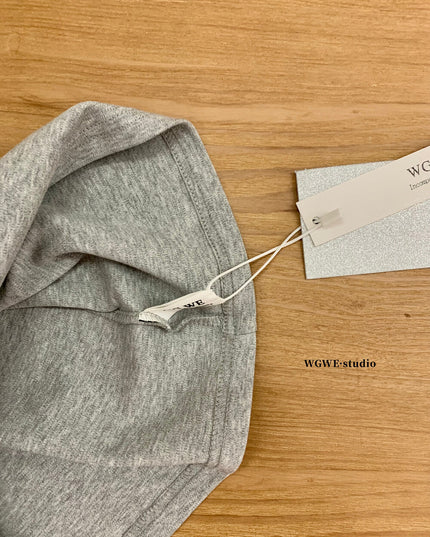 WGWE Off-Shoulder Slouchy Loose Long Sleeve Tee